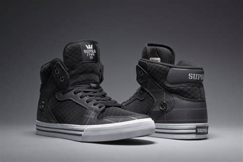 who makes supra sneakers